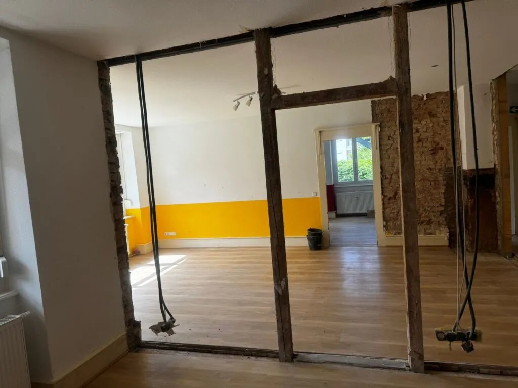 Wanddurchbruch bei Umbauarbeiten in einem Wohnhaus