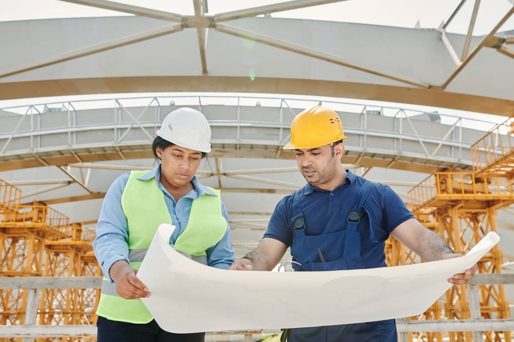 Beratung und Planung: Bauplan wird vor Ort besprochen