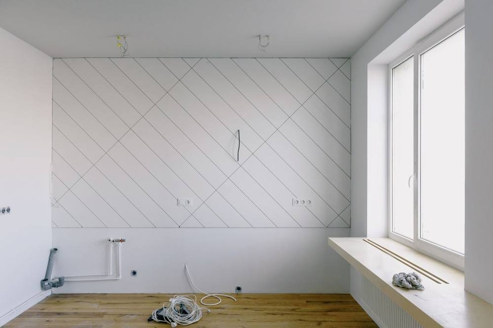 Frisch renovierter Wohnraum mit neuem Boden und glatten Wänden